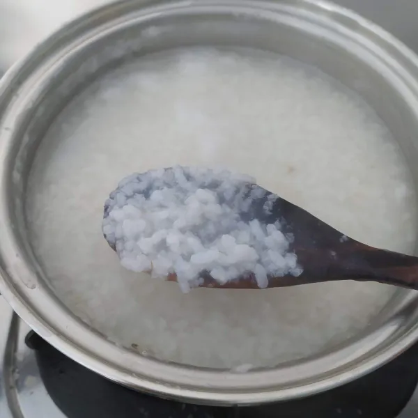 Aduk sampai tekstur nasi lembut seperti bubur. Untuk kekentalan sesuai selera.