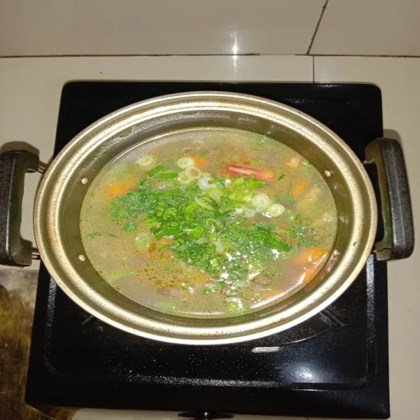 Setelah matang, matikan api lalu masukkan daun bawang, daun seledri dan tomat. Sajikan dengan bawang goreng.