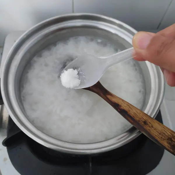 Ketika mendidih tambahkan garam.