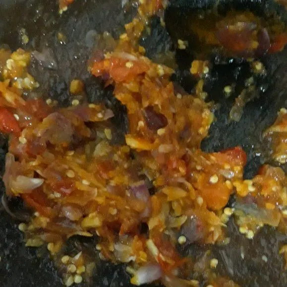 Goreng cabe, bawang putih dan bawang merah, lalu haluskan.