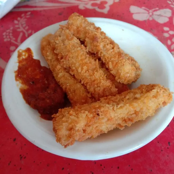 Goreng tempe yang sudah dibalur tepung panir hingga kecoklatan. Tempe Krispy siap dihidangkan dengan saus asam manis.