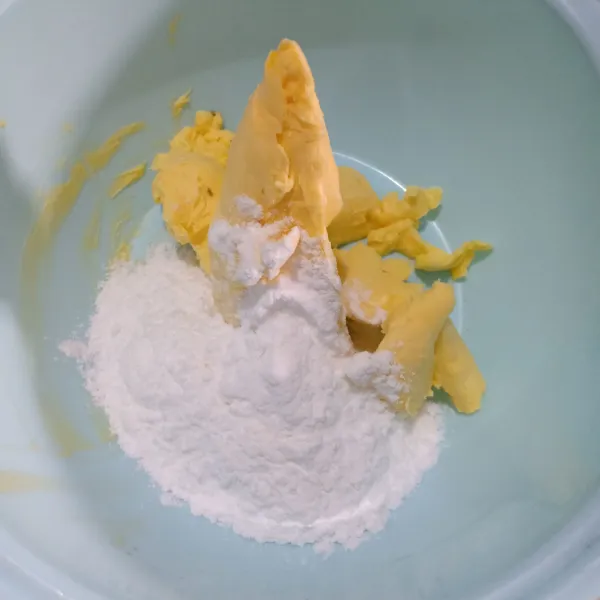 Masukkan margarin, butter, dan gula halus dalam wadah. Mixer selama 2 menit.