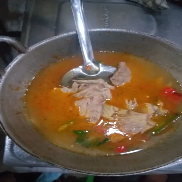 Tambahkan air lalu masukkan daging, aduk-aduk rata dan tunggu sampai mendidih.