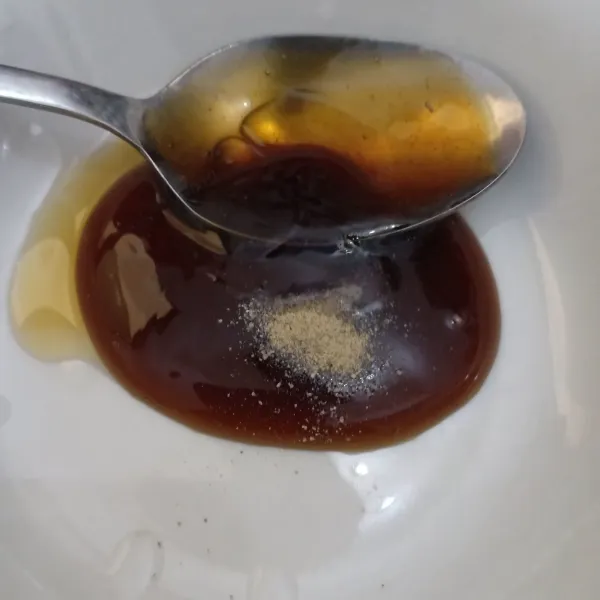 Campurkan semua bumbu dalam wadah.