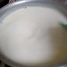 Campur dalam panci : agar agar jelly rasa mangga, susu cair full cream dan susu kental manis, aduk rata, masukkan maizena cair, aduk rata.