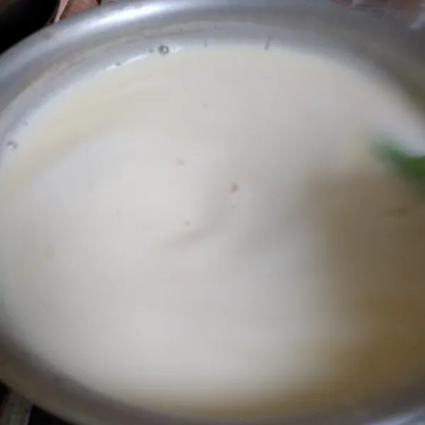 Campur dalam panci : agar agar jelly rasa mangga, susu cair full cream dan susu kental manis, aduk rata, masukkan maizena cair, aduk rata.
