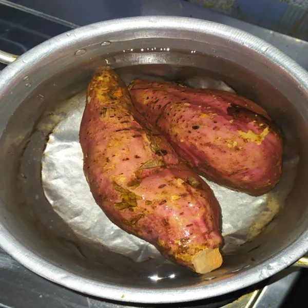 Rebus ubi hingga matang, lalu kupas kulitnya