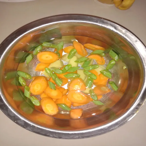 Cuci bersih sayuran lalu potong-potong sesuai selera.