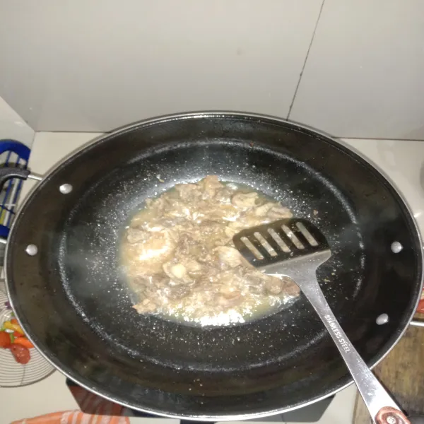 Tambahkan sedikit air ke dalam bumbu dan masukkan tetelan yang sudah di rebus.