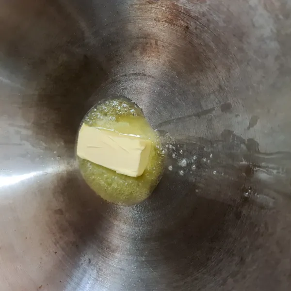 Panaskan wajan dan masukkan butter.