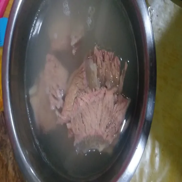 Cuci bersih daging dan lumuri dengan air jeruk nipis, diamkan selama 5 menit lalu rebus sampai mendidih. Buang air busa atau ampas rebusannya, rebus kembali sampai matang dan daging empuk.