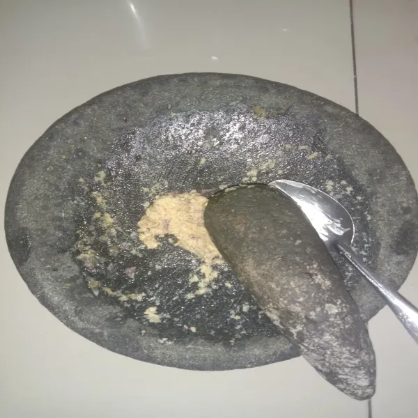Haluskan bawang merah, bawang putih, kemiri dan ketumbar bubuk.