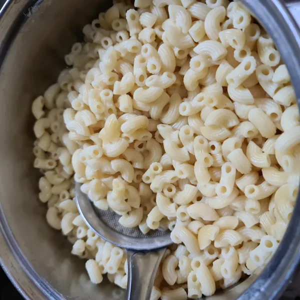 Rebus macaroni hingga matang.