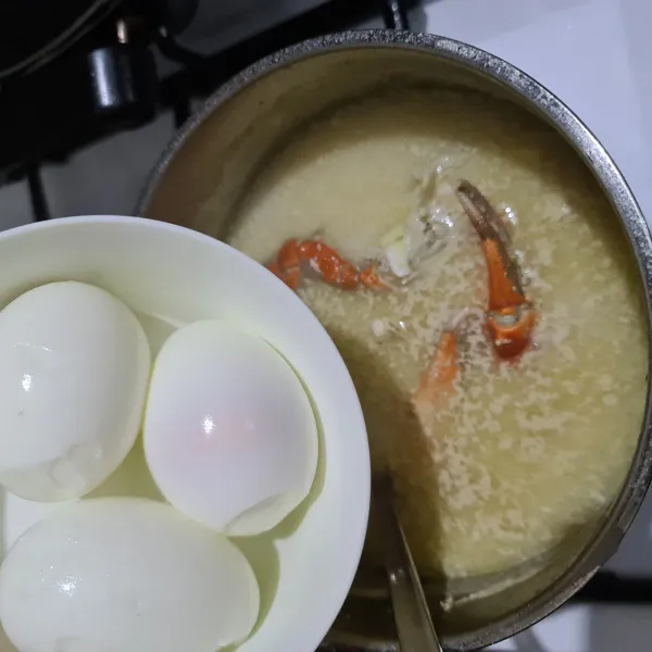Masukkan telur rebus, biarkan hingga mendidih lalu sajikan.