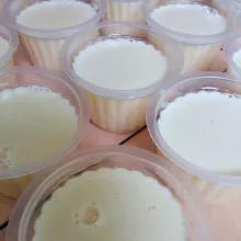 Setelah uap panasnya hilang, tuang puding ke dalam cup atau cetakan.