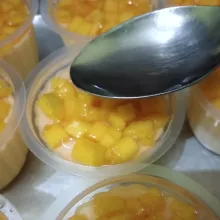 Tuangi agar agar jelly rasa mangga di atasnya, taruh di kulkas agar dingin sebelum disajikan.