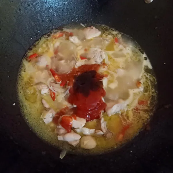 Tambahkan Saus tomat, saus cabe dan saus tiram, tes rasa.
