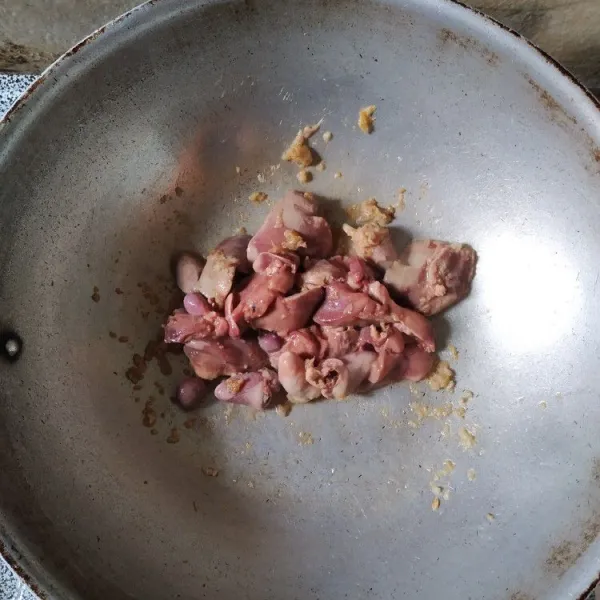 Masukkan ati ayam, masak sebentar hingga berubah warna.