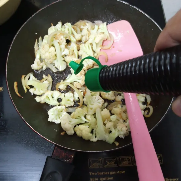 masukkan kembang kol tambahkan saus tiram dan kaldu jamur aduk rata
