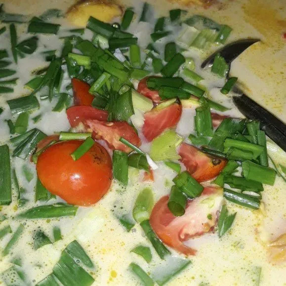 Tambahkan santan, tomat, daun bawang dan kaldu bubuk. Masak sampai santan mendidih, koreksi rasanya dan siap disajikan.