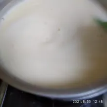 Masak di atas api sedang hingga mendidih sambil diaduk-aduk.