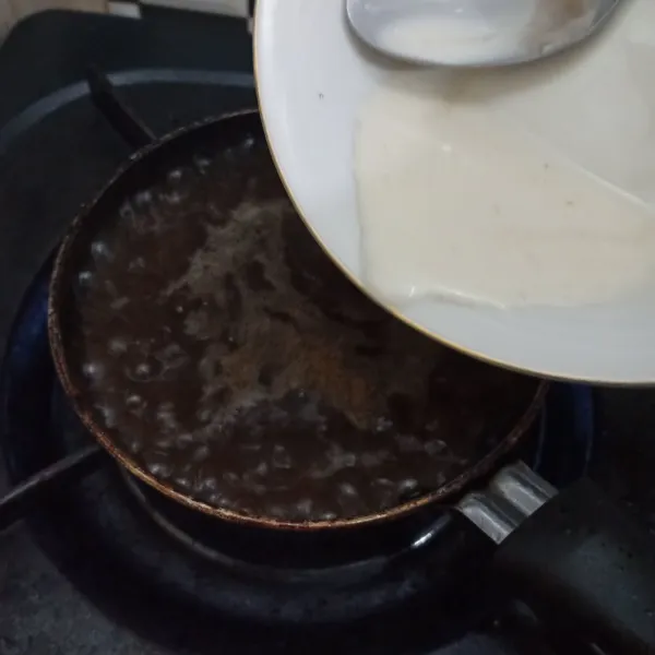 Masukkan larutan maizena. Setelah mengental, angkat. Sajikan bok choy, siram saus dan taburi bawang putih goreng.