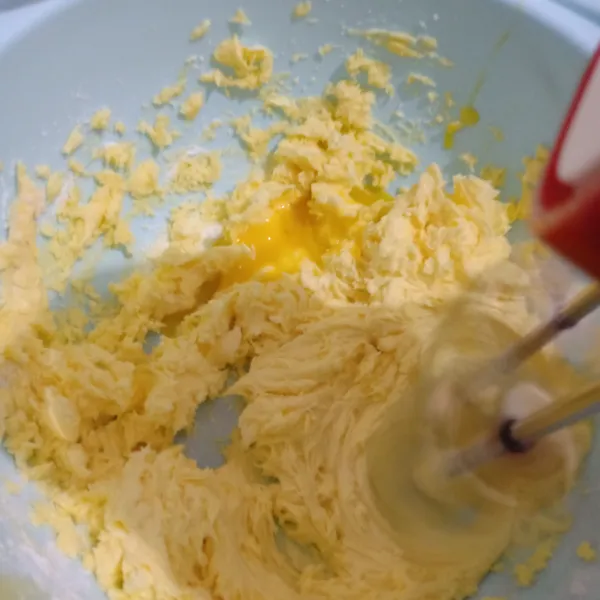 Saat sudah 1 menit pengocokan, masukkan kuning telur.