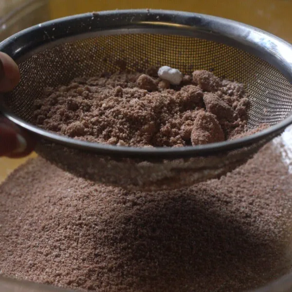Blender (atau gunakan chopper) icing sugar dan almond bubuk sebentar saja jangan sampai almond keluar minyaknya, lalu ayak dan sisihkan.