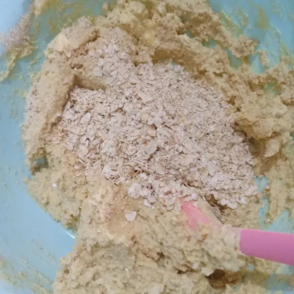 Tambahkan kembali oats utuh, aduk dengan spatula.