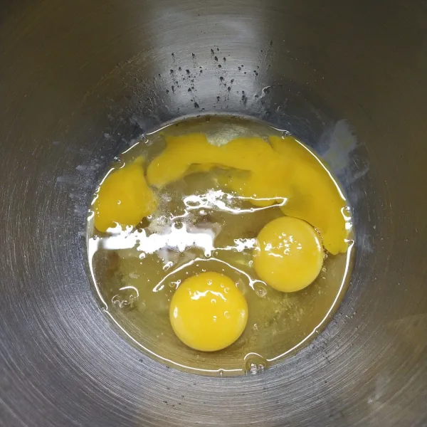 Masukan telur, gula emulsifier dan vanili extrac. Kemudian mixer dengan kekuatan maximal selama 10 menit sampai kental putih dan berjejak.