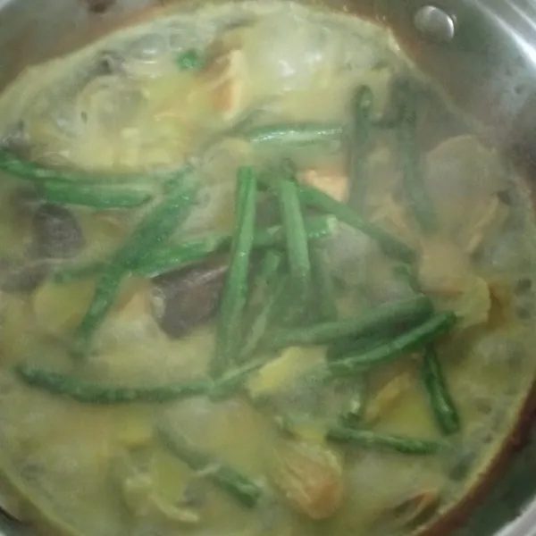 Selanjutnya masukkan kacang panjang, aduk hingga rata.