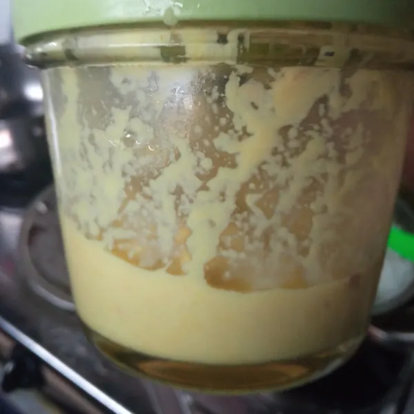 Haluskan semua bahan bumbu halus termasuk serai dan laos.