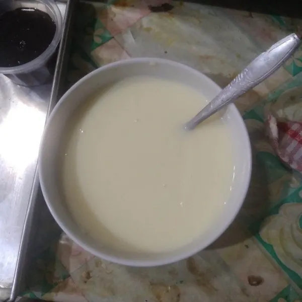 Rebus susu cair hingga hangat lalu tuang ke dalam mangkok berisi vla vanila dan garam. Aduk pelan-pelan hingga tercampur rata.