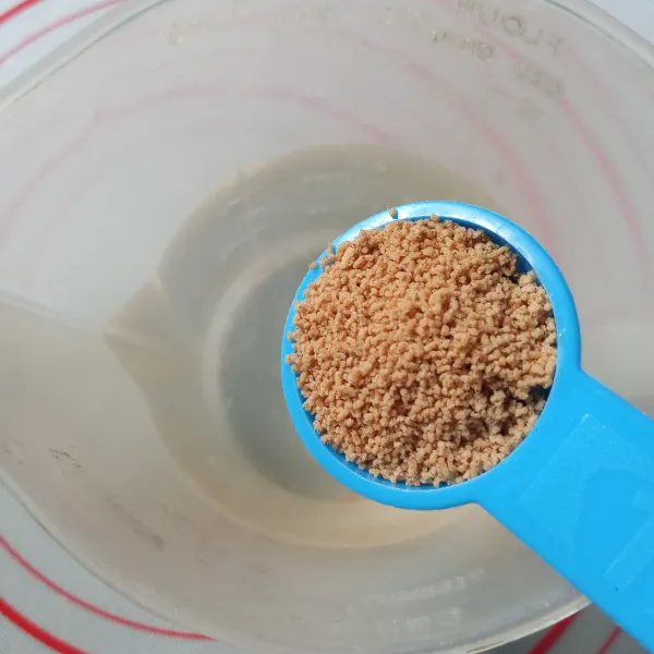 Larutkan air dengan dashi, aduk rata.