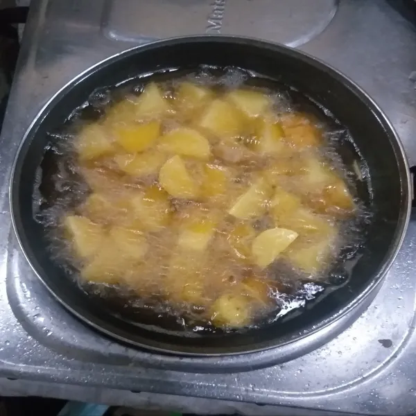 Potong-potong kentang lalu goreng sampai matang, angkat dan tiriskan.