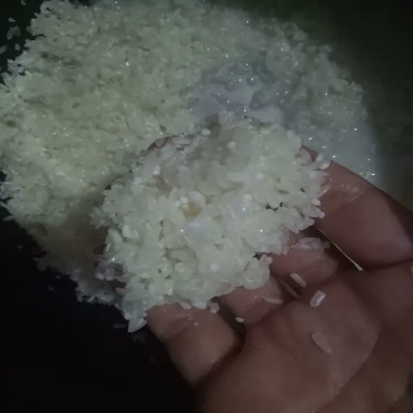 Ketika beras akan terlihat kuning, beras sangat bagus untuk membuat lontong.