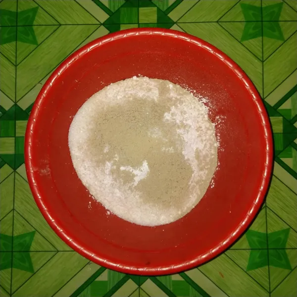 Masukkan tepung terigu, tepung tapioka, ragi instan dan gula pasir aduk rata.