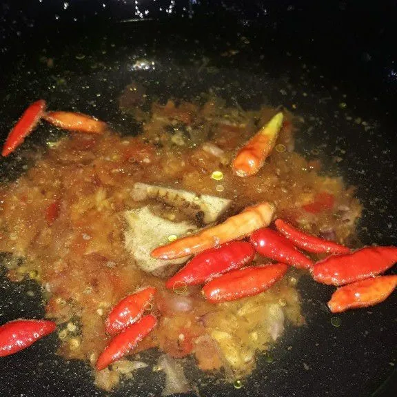 Siapkan wajan, isi dengan 1½  liter air lalu masukan bumbu halus, cabe rawit, garam, gula pasir dan lengkuas. Masak sampai mendidih.