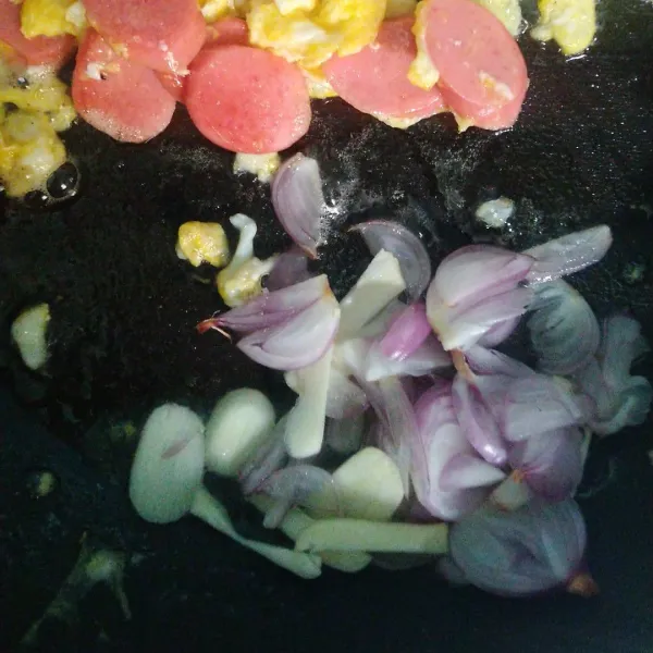 Masukkan bawang merah dan bawang putih.