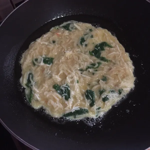 Panaskan teflon dengan sedikit minyak, masukan adonan omelette, masak sampai matang. Sajikan.