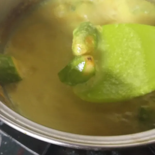 Masukkan santan encer, lalu masukkan pisang mengkal yang sudah diiris-iris. Masak hingga pisang mulai empuk.