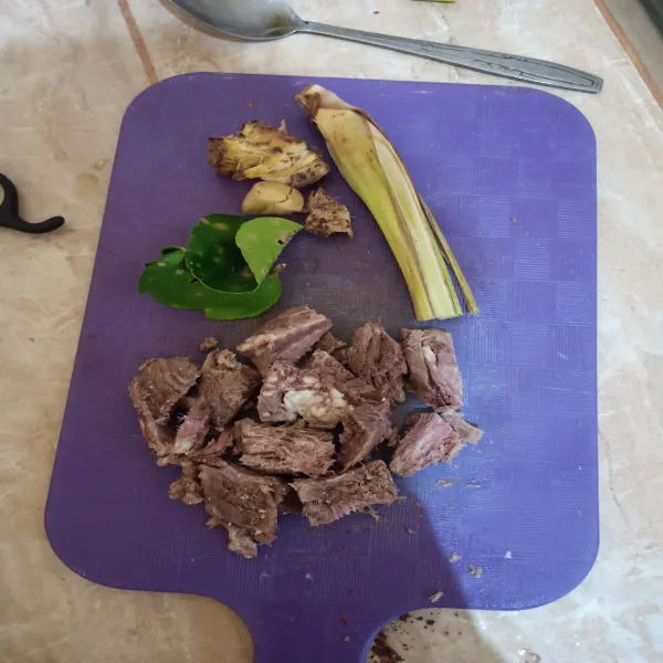 Presto daging sapi terlebih dahulu agar lunak, kemudian potong dadu. Sambil menunggu daging yang dipresto, geprek lengkuas, jahe, dan serai.