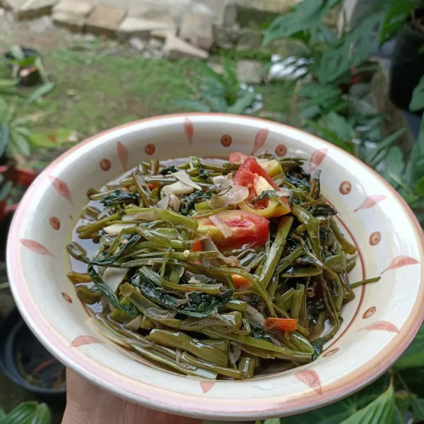 Sajikan dengan nasi hangat.