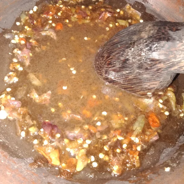 Ulek semua bumbu dan agar tercampur rata. Sajikan.