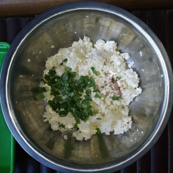 Masukkan bawang putih, daun bawang, pala bubuk, tepung terigu dan kaldu bubuk.