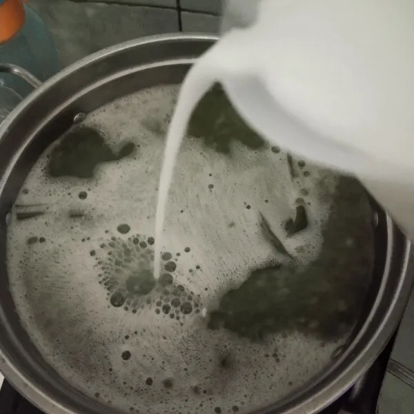 Setelah matang dan mendidih, masukkan santan peras dan air bersih, aduk sampai rata dan masak hingga matang.
