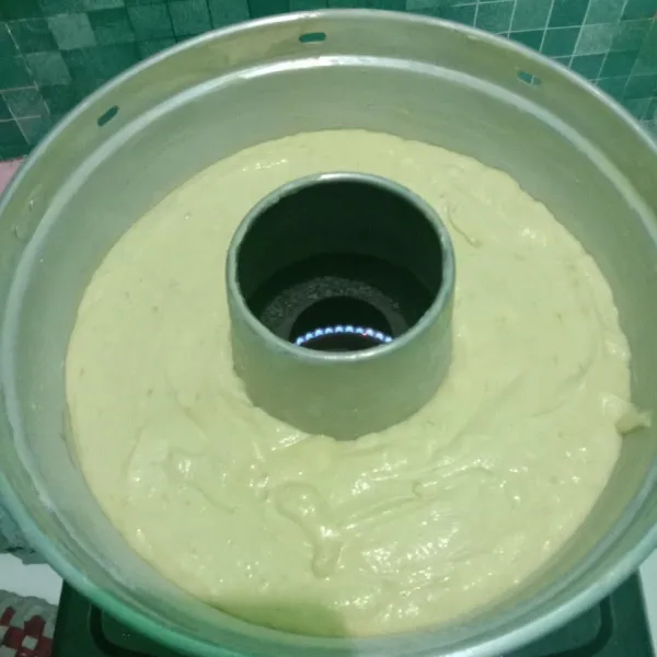 Siapkan baking pan. Tuangkan adonan di baking pan yang telah diolesi mentega dan ditaburi tepung terigu tipis-tipis.