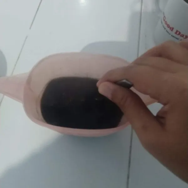 Seduh kopi bubuk, gula dan garam dengan 500ml air panas. Aduk hingga gula larut.