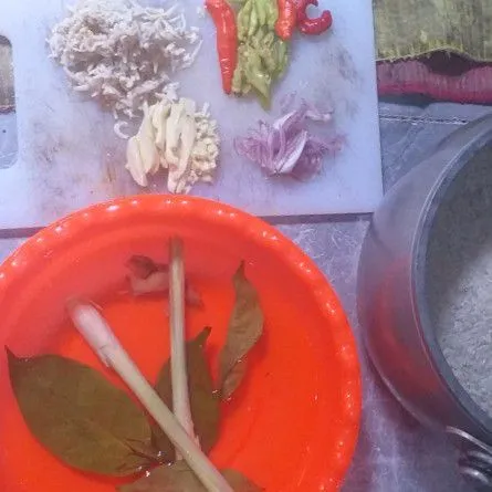 Siapkan semua bahan utama.