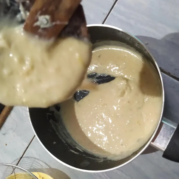 Buat saos putih. Tumis bawang bombay, beri air masukkan keju, Susu cair, kemudian atur kekentalan dengan larutan tepung meizena.